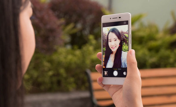 Selfie with the Oppo R7 Lite