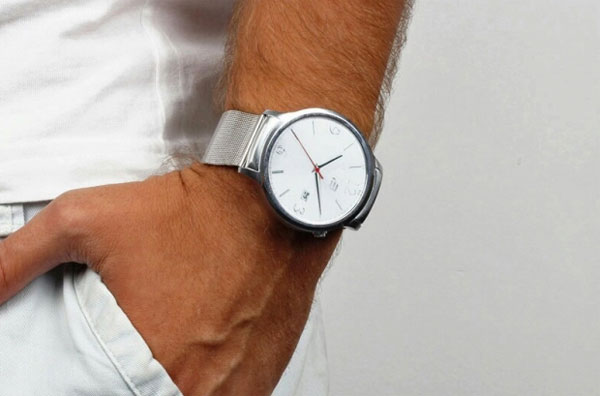 Elephone Ele smartwatch on wrist