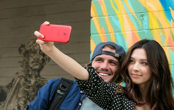 Taking a selfie using the ASUS Zenfone 4 Selfie Pro.