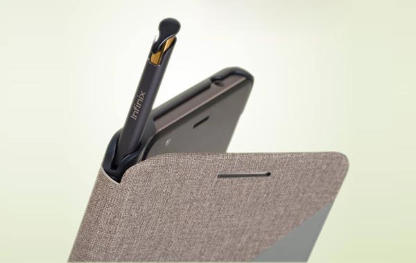 The X-Pen is securely placed on the Note 4 Pro's case.