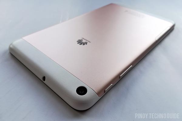 The Huawei MediaPad T2 7.0 has a metallic back cover with textured plastic at the ends.