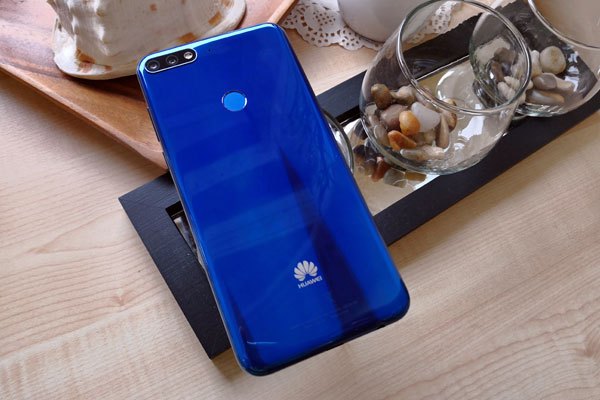 The glossy design of the Huawei Nova 2 Lite.