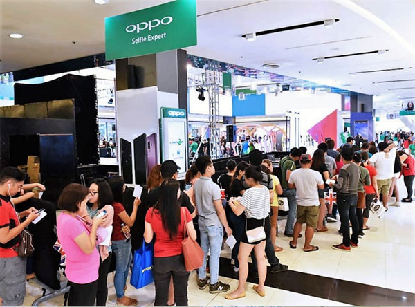 Long queue of OPPo F7 buyers.
