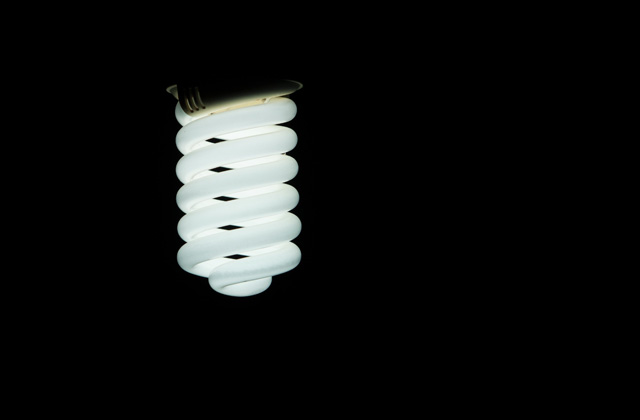 who invented fluorescent bulb
