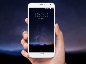 Meizu-Pro-5-hold-by-hand