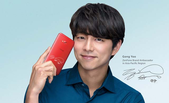 Zenfone brand ambassador Gong Yoo with the new ASUS Zenfone 4 Selfie.
