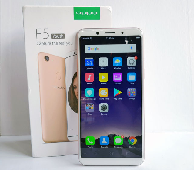 Unboxing the OPPO F5 Youth.