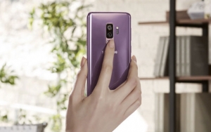 The Samsung Galaxy S9+ has dual cameras.