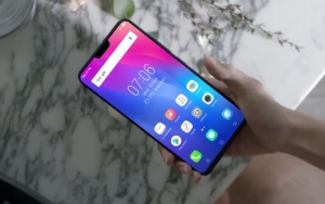 Vivo X21's in-display fingerprint sensor in action.