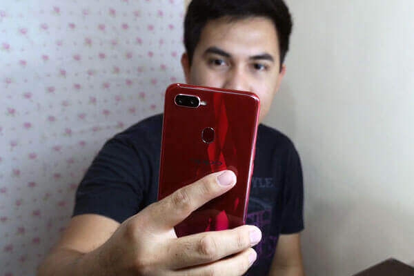 Hands on with the OPPO F9 smartphone.