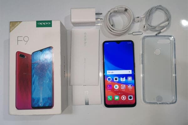 These are the contents of the OPPO F9 box.