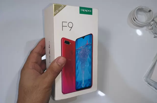 Unboxing the OPPO F9 smartphone.