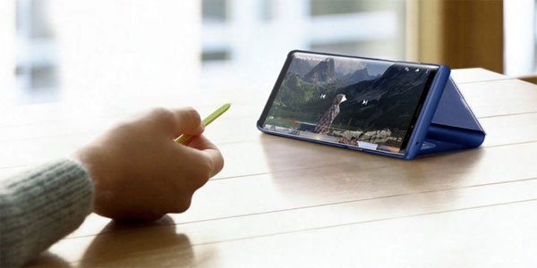 Using the S Pen to control video playback.