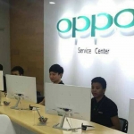 Technicians in an OPPO service center.