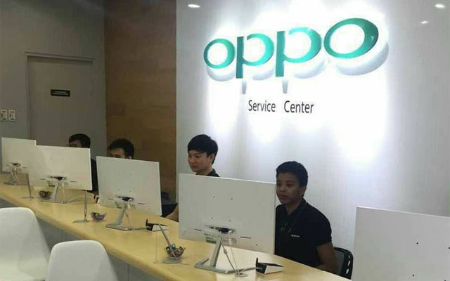 Technicians in an OPPO service center.