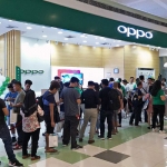 Queue for the OPPO F9 on its first day.