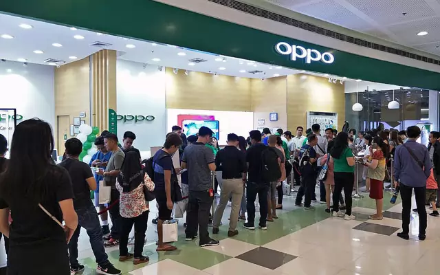 Queue for the OPPO F9 on its first day.
