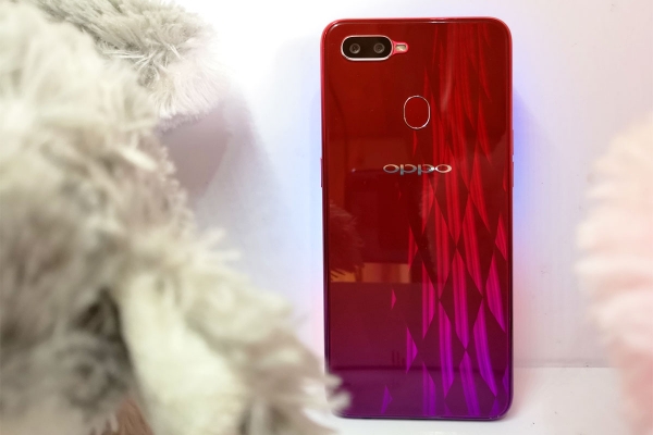 This is the gradient body design of the OPPO F9