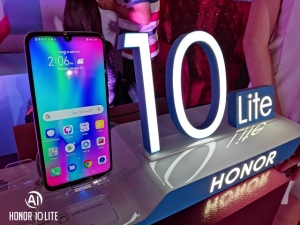 This photo of the Honor 10 Lite was shot using another Honor 10 Lite's AIS Night Shot.