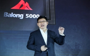 Huawei CBG CEO Richard Yu announcing the Huawei 5G CPE Pro with Balong 5000.