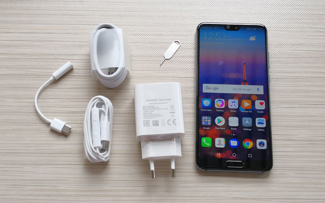 The Huawei P20 and its accessories.