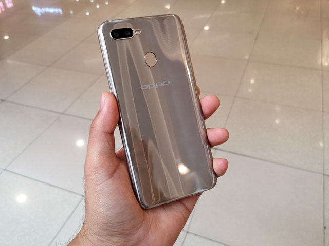 Hands on with the OPPO A7 smartphone.