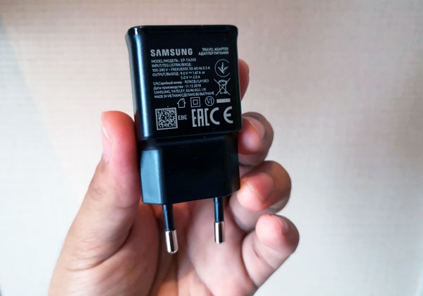 Samsung Galaxy S10+'s 15W charger.