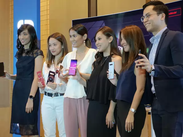 Samsung execs pose with the Samsung Galaxy S10 smartphones.