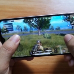 Gaming with the OPPO A7 smartphone.