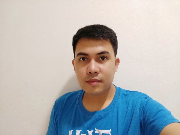 OPPO A7 sample selfie with AI Beauty.