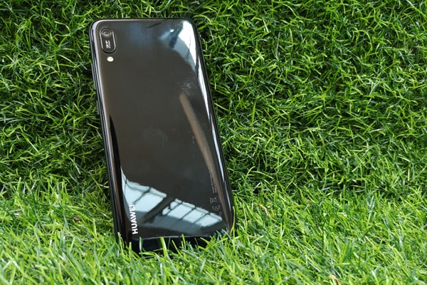 The shiny back of the Huawei Y6 Pro 2019.