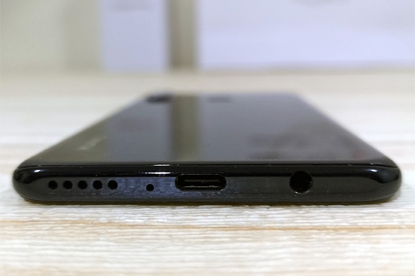 Bottom view of the Huawei P30 Lite.