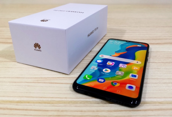 The Huawei P30 Lite and its box.
