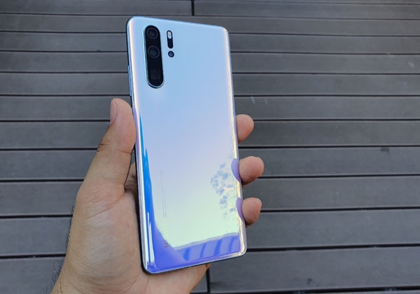 Hands on with the "Breathing Crystal" Huawei P30 Pro.