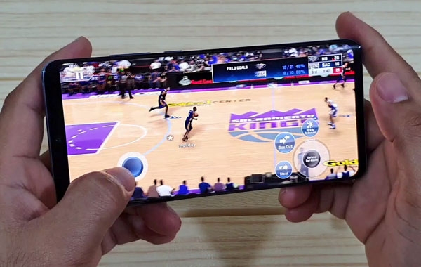 Playing NBA 2K19 on the Huawei P30 Pro.
