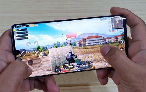 Playing PUBG Mobile on the Huawei P30 Pro.