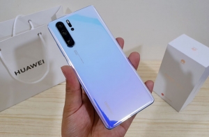 Unboxing the Huawei P30 Pro smartphone!