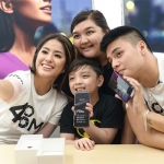 Ronie Alonte and Gretchen Ho takes a selfie with buyers using the OPPO F11 Pro.