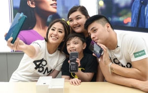 Ronie Alonte and Gretchen Ho takes a selfie with buyers using the OPPO F11 Pro.
