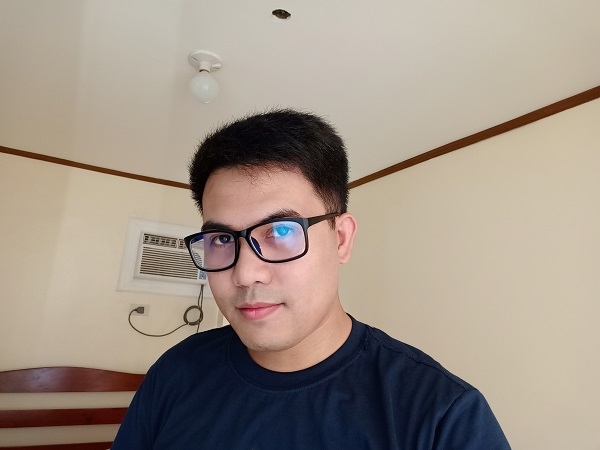 OPPO F11 Pro sample selfie with normal light.