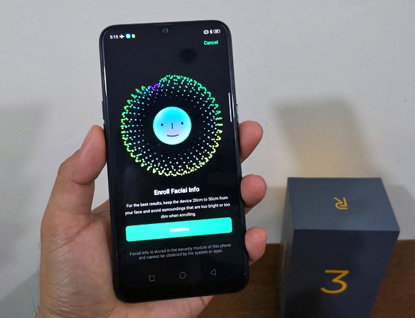 Enrolling the user's face on the Realme 3.
