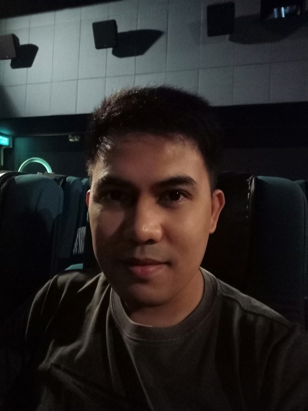 Sample selfie with the Realme 3 inside a cinema.