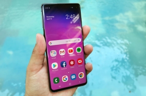 Let's review the Samsung Galaxy S10 smartphone!