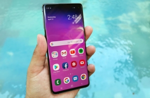 Let's review the Samsung Galaxy S10 smartphone!