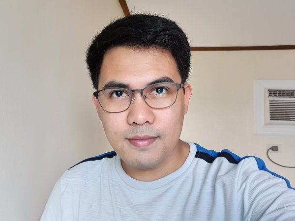 Samsung Galaxy S10 sample selfie with beautification.