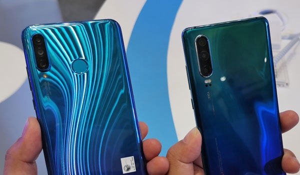 The triple rear cameras of the P30 Lite (left) and P30 (right).