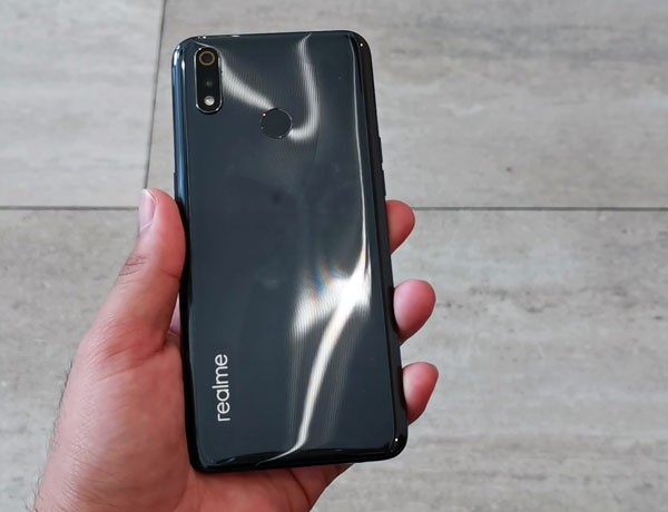 Back design of the Realme 3 Pro.