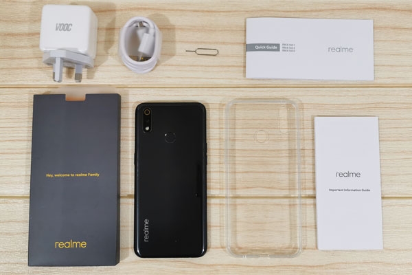 Contents of the Realme 3 Pro box.