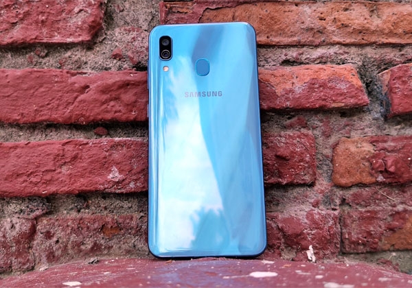 Fingerprint sensor at the back of the Samsung Galaxy A30.