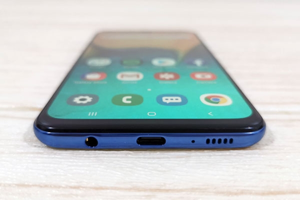 Bottom view of the Samsung Galaxy A30.